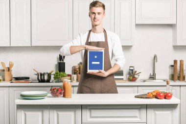 yakışıklı adamla dolu facebook sayfası mutfak önlük gösteren tablet
