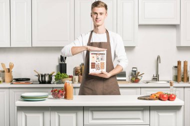 yakışıklı adamla dolu pinterest sayfa mutfak önlük gösteren tablet