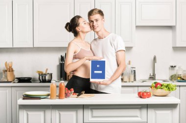 kız öpüşme erkek ve o tablet yüklü facebook sayfası ile mutfakta tutarak