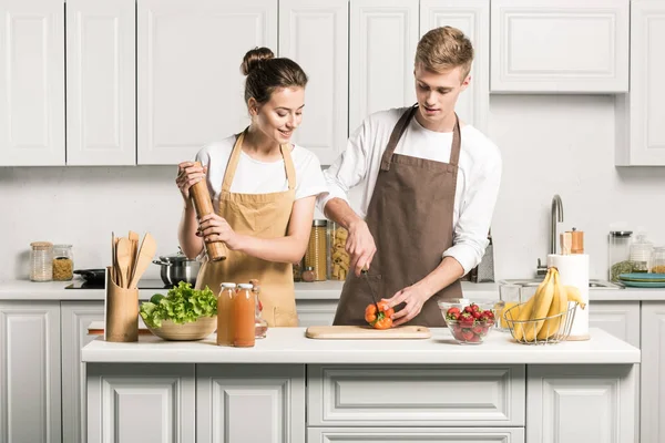 Couple Cooking Salad Cutting Vegetables Kitchen — Stock Photo, Image