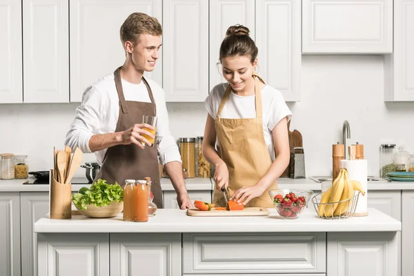 Jeune Couple Cuisine Salade Couper Les Légumes Dans Cuisine — Photo