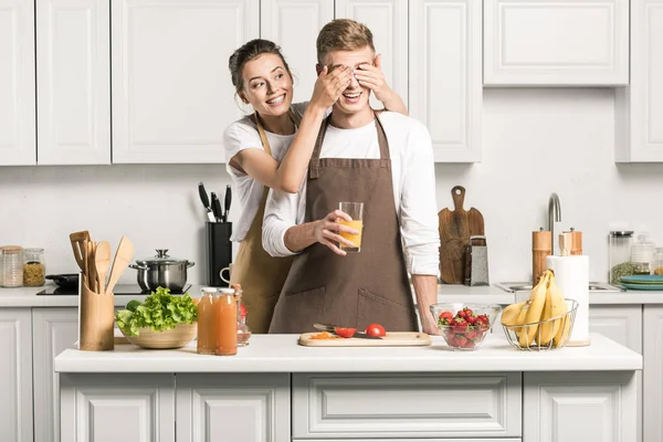 Namorada Fechar Olhos Para Namorado Enquanto Ele Cozinha Salada Cozinha — Fotografia de Stock
