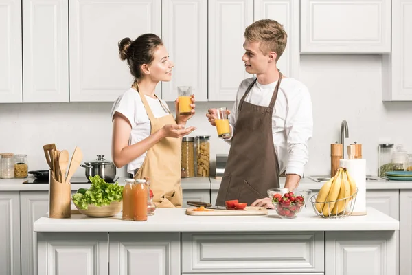 Pareja Joven Cocinar Ensalada Sosteniendo Vasos Jugo Saludable Cocina — Foto de Stock