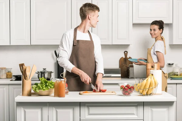 彼氏台所で切削トマトとサラダを調理 — ストック写真
