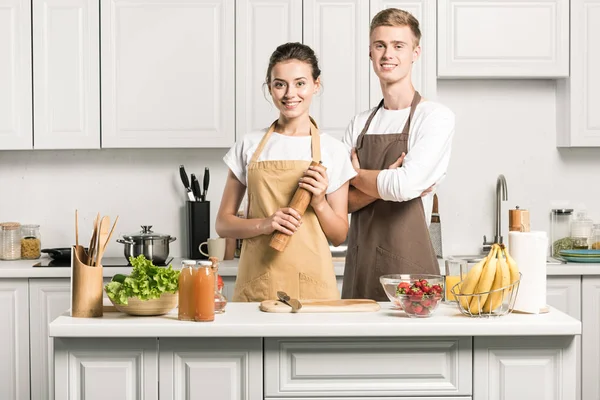 Junges Paar Schürzen Blickt Küche Die Kamera — Stockfoto