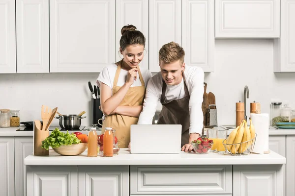 Pareja Joven Utilizando Ordenador Portátil Durante Cocina Cocina —  Fotos de Stock