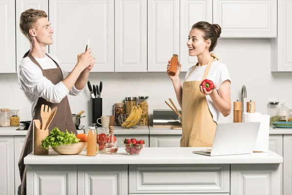 Namorado Tirando Foto Com Smartphone Namorada Cozinha — Fotografia de Stock