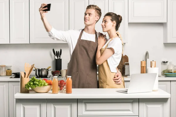 Joven Pareja Tomando Selfie Con Smartphone Cocina — Foto de Stock