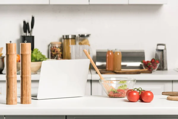 Laptop Bowl Salad Kitchen Counter Kitchen — Stock Photo, Image