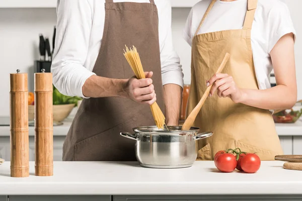 Imagem Cortada Jovem Casal Cozinhar Macarrão Cozinha — Fotografia de Stock