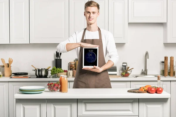 Hombre Guapo Delantal Mostrando Ipad Con Página Cargada Cocina —  Fotos de Stock