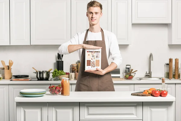 Bonito Homem Avental Mostrando Tablet Com Carregado Pinterest Página Cozinha — Fotografia de Stock