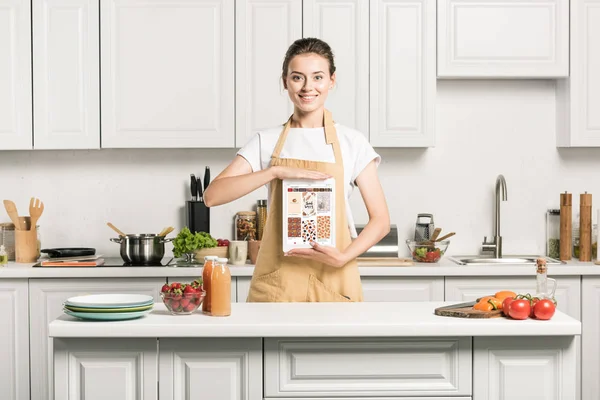 Menina Atraente Segurando Tablet Com Página Pinterest Carregado Cozinha — Fotografia de Stock