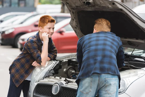 Filho Olhando Como Pai Reparar Carro Com Capuz Aberto — Fotografia de Stock