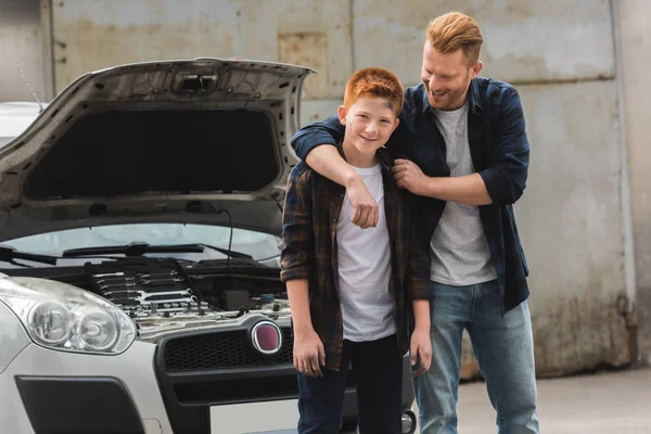 Padre Abrazo Hijo Después Reparar Coche Con Capucha Abierta — Foto de Stock