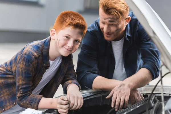 Ginger Hair Father Son Repairing Car Open Hood — Free Stock Photo