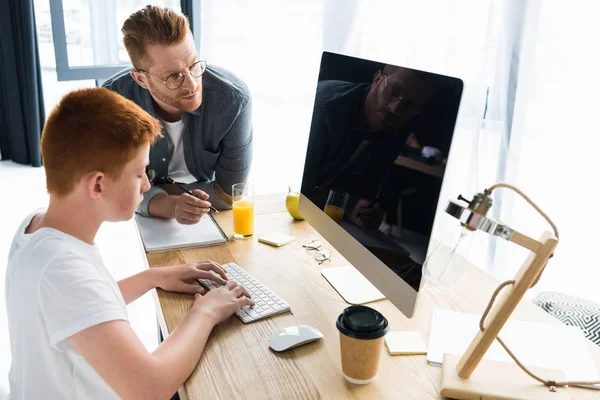 Ginger Hair Father Son Looking Computer Home — Stock Photo, Image