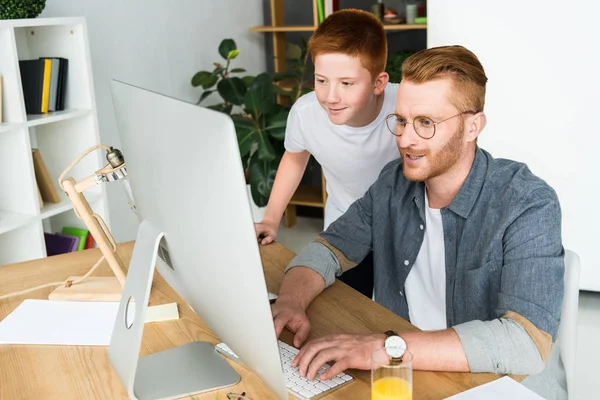 Pai Filho Olhando Para Computador Casa — Fotografia de Stock