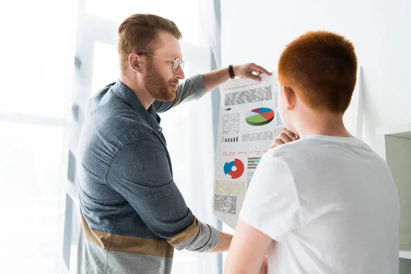 Pai Mostrando Diagrama Para Filho Casa — Fotografia de Stock