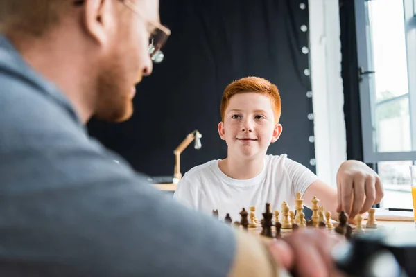 Apa Fia Sakkozni Néztek Egymásra Otthon — Stock Fotó