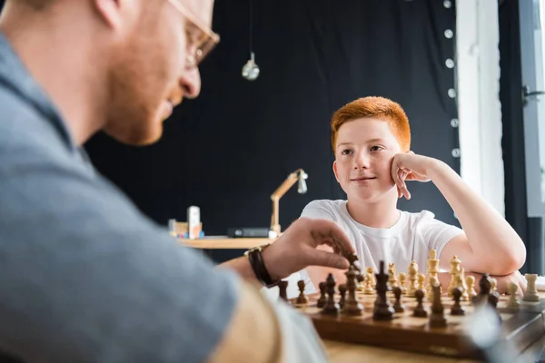 Fils Regardant Papa Jouer Aux Échecs Maison — Photo