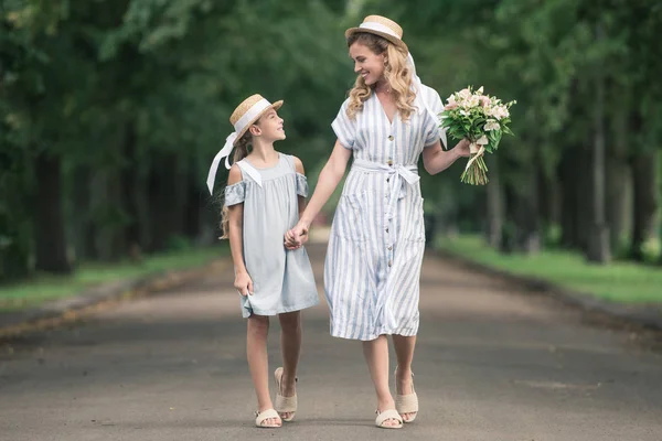 Μητέρα Και Κόρη Στην Ψάθινα Καπέλα Κρατώντας Χέρια Και Περπάτημα — Φωτογραφία Αρχείου