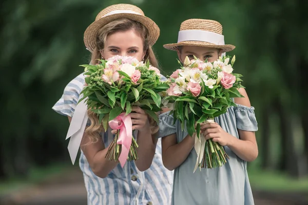 Happy Mother Daughter Straw Hats Posing Flower Bouquets Front Faces — Stock Photo, Image