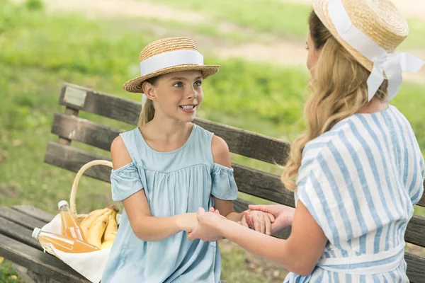 Mom Daughter Holding Hands Sitting Bench Fruits Basket — Free Stock Photo