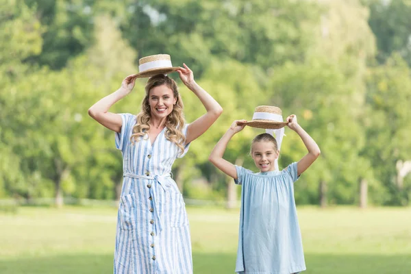 Счастливая Мать Очаровательная Дочь Позируют Соломенных Шляпах Зеленой Лужайке — Бесплатное стоковое фото