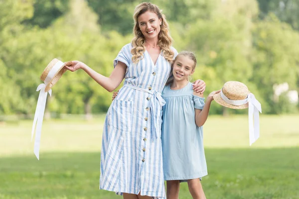 Cheerful Mother Daughter Posing Straw Hats Together — Stock Photo, Image
