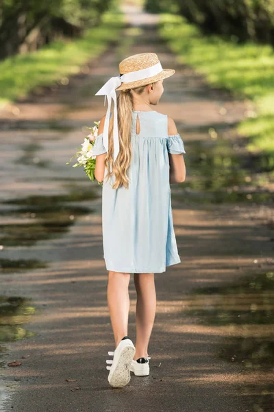 Back View Preteen Child Straw Hat Bouquet Walking Path — Free Stock Photo