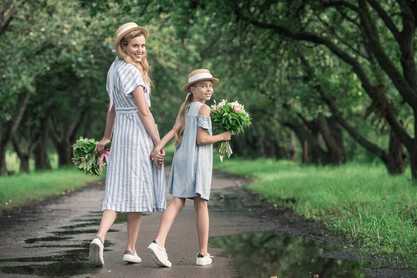 Stylish Mother Blonde Daughter Straw Hats Flower Bouquets Holding Hands — Stock Photo, Image