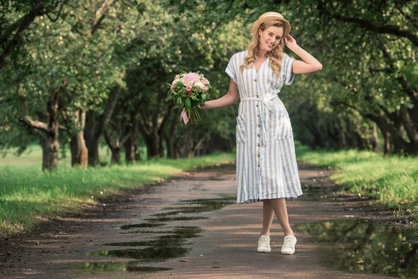 Buket Çiçek Orchard Yolu Üzerinde Duran Güzel Şık Bir Kadınla — Stok fotoğraf