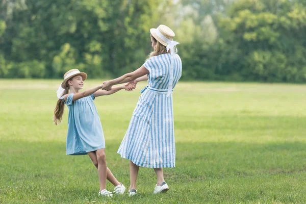 Anne Kızı Ele Tutuşarak Büküm Yeşil Çimenlerin Üstünde Having Fun — Stok fotoğraf