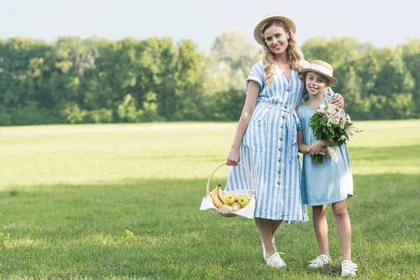 Attractive Mother Daughter Wicker Basket Bouquet Posing Green Lawn — Stock Photo, Image