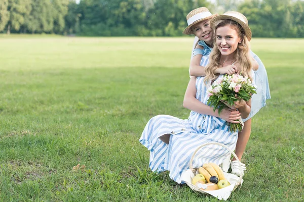 Hermoso Padre Hija Con Frutas Canasta Mimbre Ramo Flores Sentado — Foto de Stock