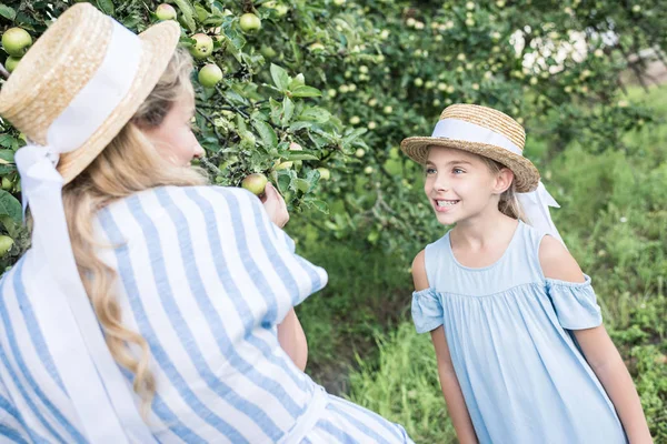 Красива Мати Усміхнена Дочка Збирають Зелені Яблука Разом — Безкоштовне стокове фото