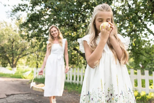 Adorable Fille Avec Pomme Verte Mère Avec Panier Osier Sur — Photo gratuite