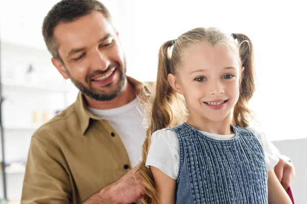 Portrait Smiling Daughter Father Home — Stock Photo, Image