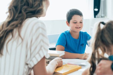 Anne ve çocuklar evde birlikte ödev kısmi görünümünü