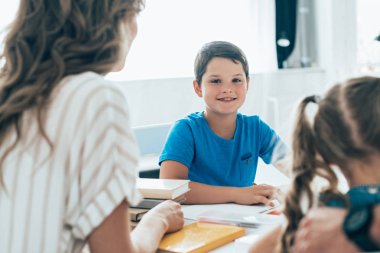 Anne ve çocuklar evde birlikte ödev kısmi görünümünü
