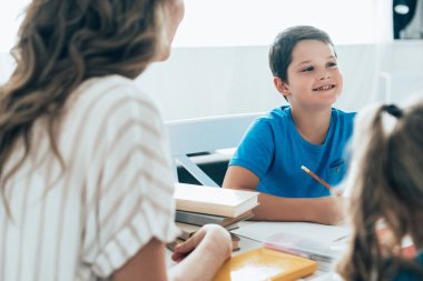 Anne ve çocuklar evde birlikte ödev kısmi görünümünü
