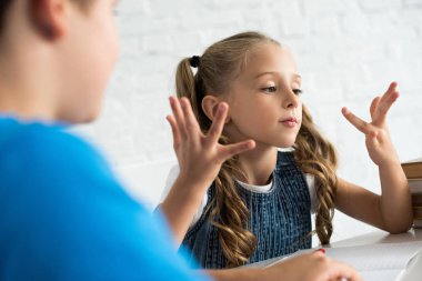 kısmi görünümünü birlikte masada evde ödev kardeş
