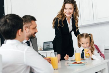 Kahvaltı mutfak evde ilk okul gününde aile