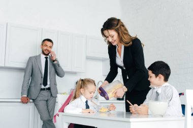 Kahvaltı mutfak evde ilk okul gününde aile