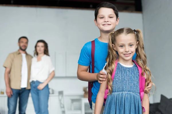 Selective Focus Smiling Siblings Backpacks Parents Back School Concept — Stock Photo, Image