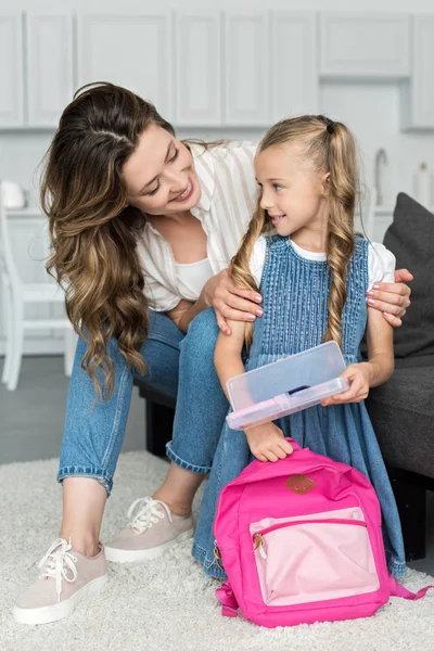 Mãe Sorridente Filha Pequena Com Material Escolar Mochila Casa Volta — Fotografia de Stock