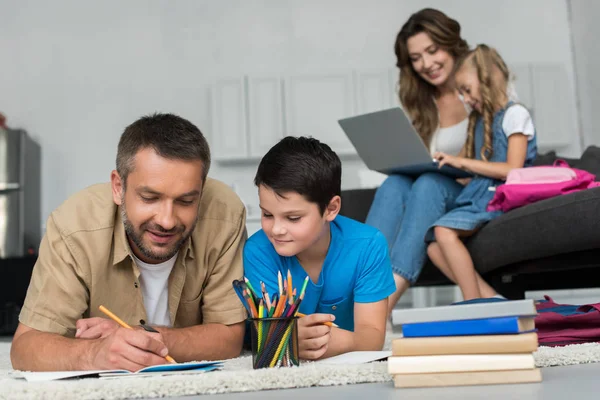 Focus Selettivo Padre Figlio Che Fanno Compiti Insieme Mentre Madre — Foto Stock