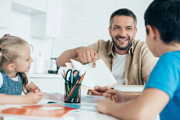 Sorrindo Pai Filhos Fazendo Lição Casa Juntos Casa — Fotografia de Stock