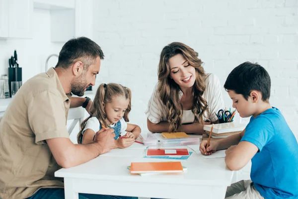 Genitori Che Aiutano Bambini Con Compiti Tavola Casa — Foto Stock